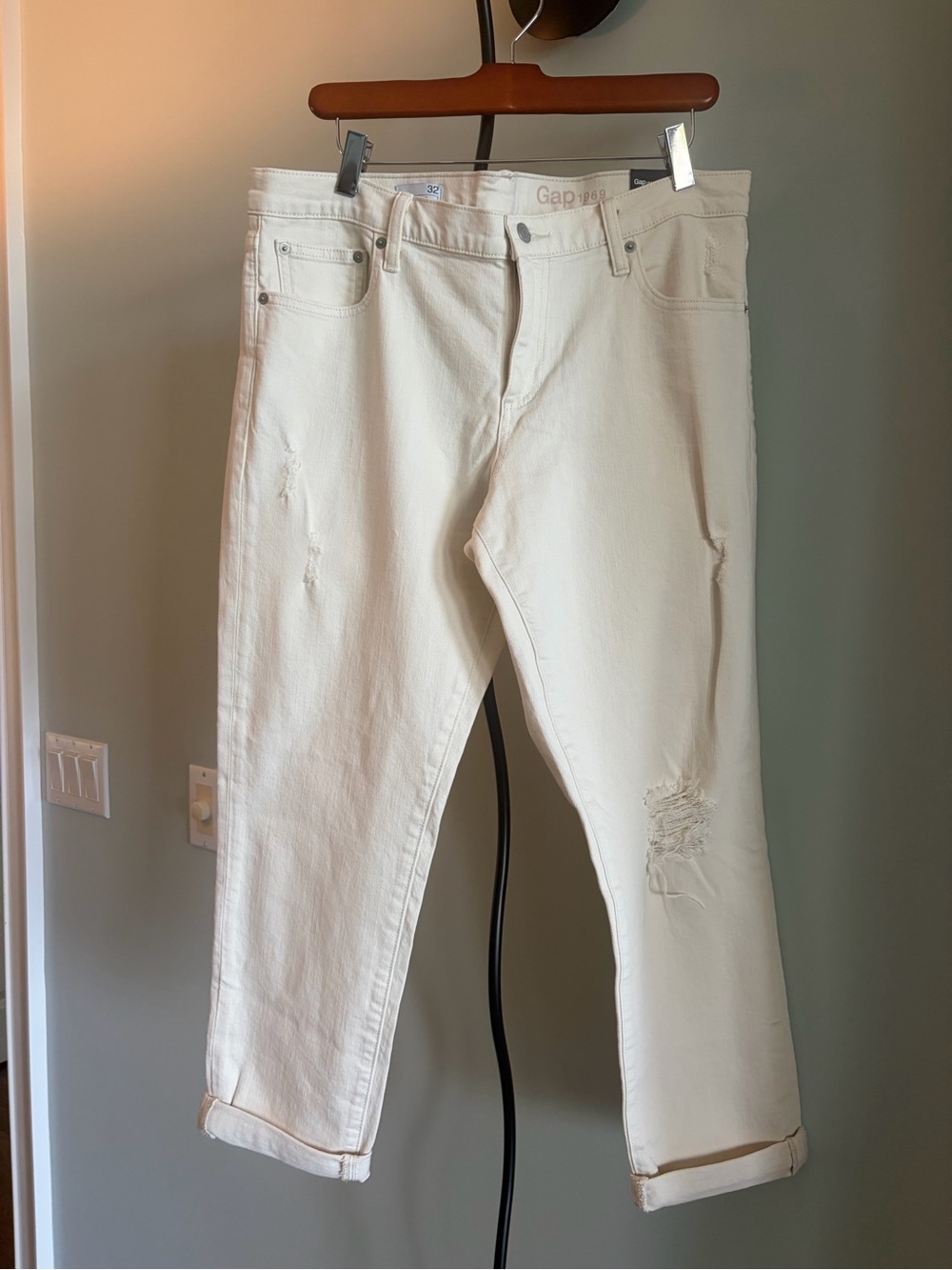 NWT GAP
GIRLFRIEND MID RISE DESTRUCTED STRETCH CROP JEANS